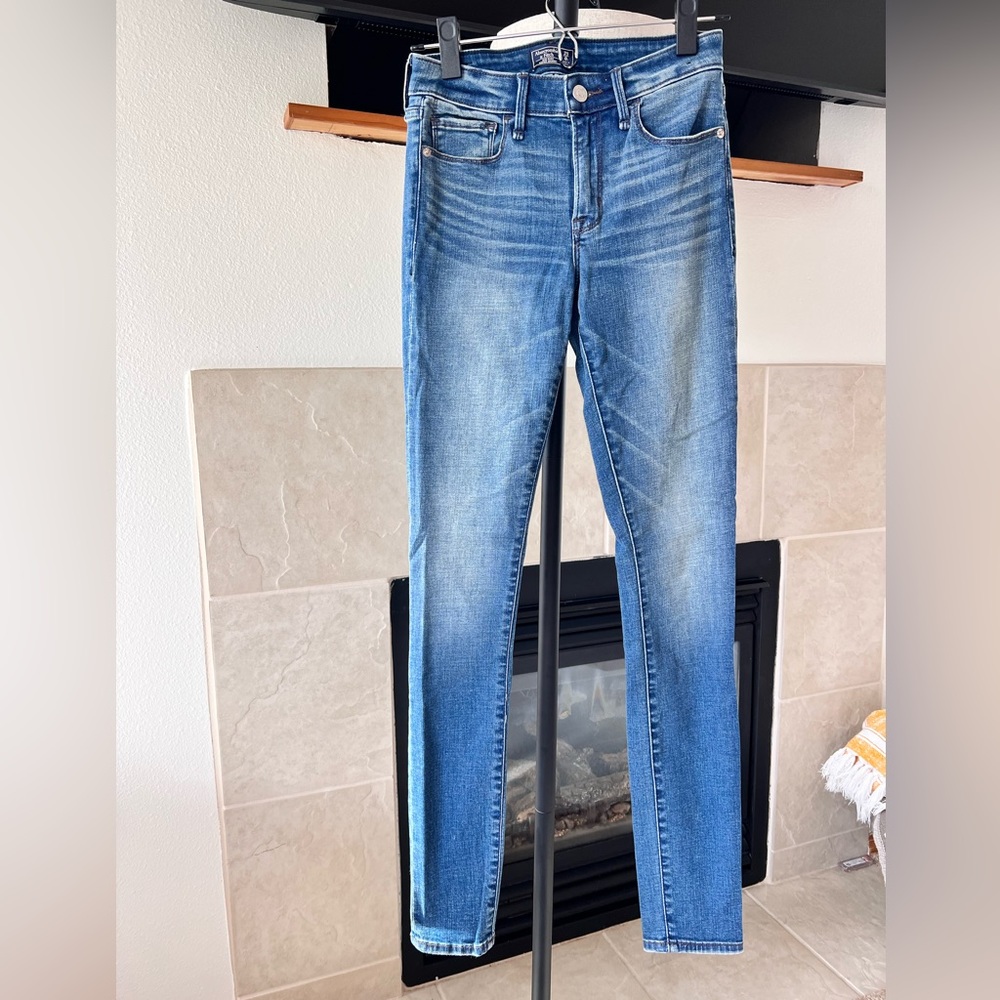 Abercrombie & Fitch mid rise skinny jean. Size 25 long